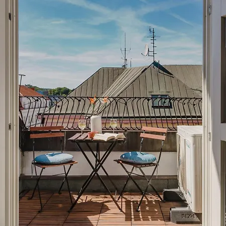 Days - Loft With Terrace And Castle View By Vltava River In Smichov Appartement Prague