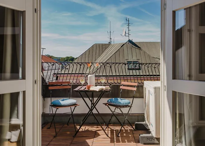 Days - Loft With Terrace And Castle View By Vltava River In Smichov Daire Prag